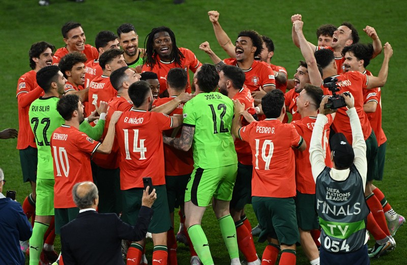 SOCCER-UEFANATIONS-POR-ESP/REPORT Soccer Football - Nations League - Final - Portugal v Spain - Allianz Arena, Munich, Germany - June 8, 2025 Portugal's Cristiano Ronaldo lifts the trophy as he celebrates with teammates after winning the Nations League REUTERS/Angelika Warmuth TPX IMAGES OF THE DAY