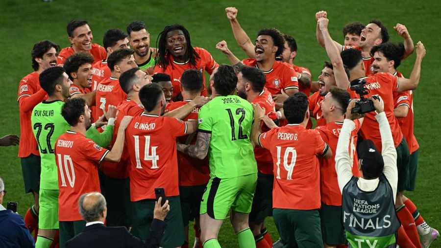 SOCCER-UEFANATIONS-POR-ESP/REPORT Soccer Football - Nations League - Final - Portugal v Spain - Allianz Arena, Munich, Germany - June 8, 2025 Portugal's Cristiano Ronaldo lifts the trophy as he celebrates with teammates after winning the Nations League REUTERS/Angelika Warmuth TPX IMAGES OF THE DAY