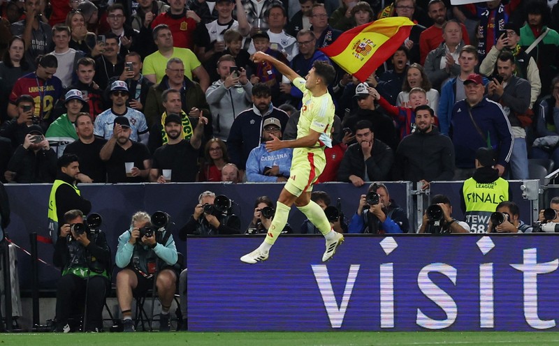 SOCCER-UEFANATIONS-POR-ESP/REPORT Soccer Football - Nations League - Final - Portugal v Spain - Allianz Arena, Munich, Germany - June 8, 2025 Portugal's Cristiano Ronaldo lifts the trophy as he celebrates with teammates after winning the Nations League REUTERS/Angelika Warmuth TPX IMAGES OF THE DAY