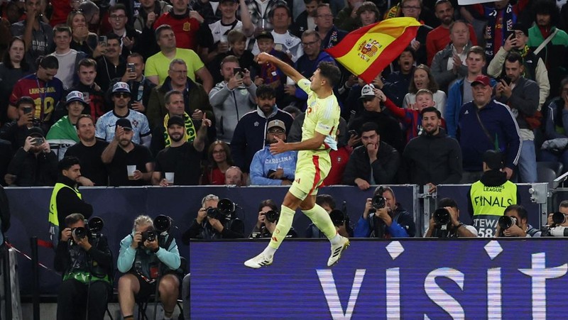 Soccer Football - Nations League - Final - Portugal v Spain - Allianz Arena, Munich, Germany - June 8, 2025 Portugal's Cristiano Ronaldo lifts the trophy as he celebrates with teammates after winning the Nations League REUTERS/Angelika Warmuth     TPX IMAGES OF THE DAY