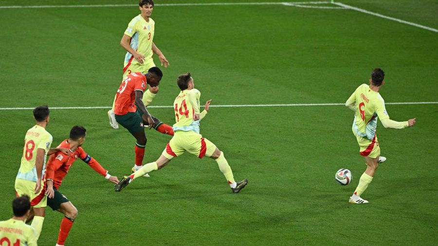 SOCCER-UEFANATIONS-POR-ESP/REPORT Soccer Football - Nations League - Final - Portugal v Spain - Allianz Arena, Munich, Germany - June 8, 2025 Portugal's Cristiano Ronaldo lifts the trophy as he celebrates with teammates after winning the Nations League REUTERS/Angelika Warmuth TPX IMAGES OF THE DAY