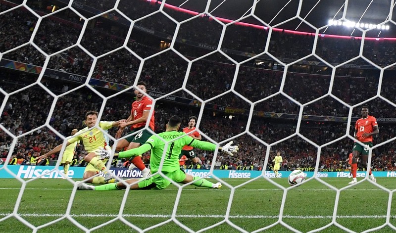 SOCCER-UEFANATIONS-POR-ESP/REPORT Soccer Football - Nations League - Final - Portugal v Spain - Allianz Arena, Munich, Germany - June 8, 2025 Portugal's Cristiano Ronaldo lifts the trophy as he celebrates with teammates after winning the Nations League REUTERS/Angelika Warmuth TPX IMAGES OF THE DAY
