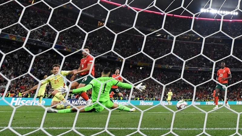 Soccer Football - Nations League - Final - Portugal v Spain - Allianz Arena, Munich, Germany - June 8, 2025 Portugal's Cristiano Ronaldo lifts the trophy as he celebrates with teammates after winning the Nations League REUTERS/Angelika Warmuth     TPX IMAGES OF THE DAY