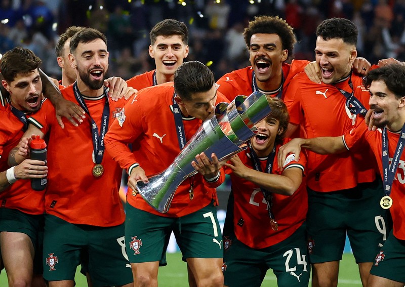 SOCCER-UEFANATIONS-POR-ESP/REPORT Soccer Football - Nations League - Final - Portugal v Spain - Allianz Arena, Munich, Germany - June 8, 2025 Portugal's Cristiano Ronaldo lifts the trophy as he celebrates with teammates after winning the Nations League REUTERS/Angelika Warmuth TPX IMAGES OF THE DAY
