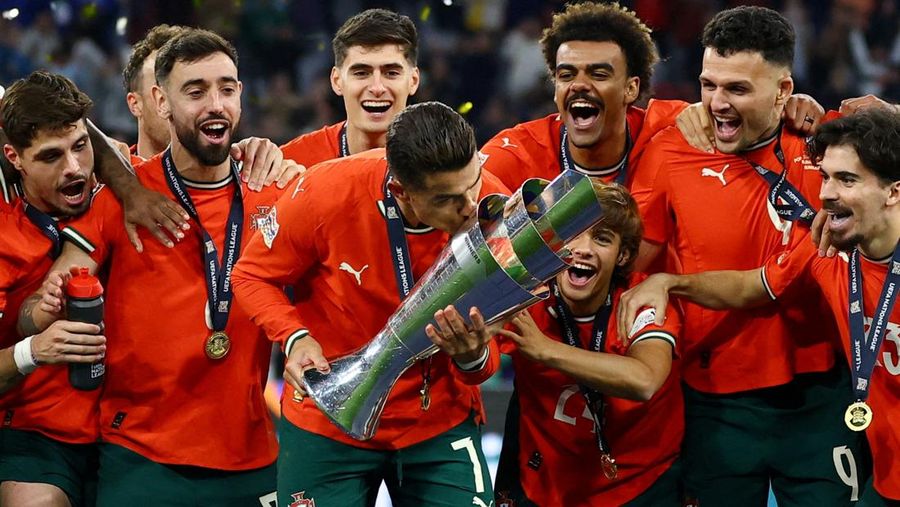 Soccer Football - Nations League - Final - Portugal v Spain - Allianz Arena, Munich, Germany - June 8, 2025 Portugal's Cristiano Ronaldo kisses the trophy as he celebrates with teammates after winning the Nations League REUTERS/Kai Pfaffenbach TPX IMAGES OF THE DAY