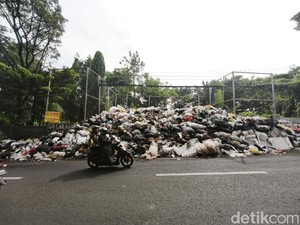 Tumpukan Sampah Menjulang di Jalan Gunung Batu Bandung