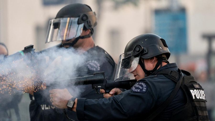 USA-MIGRATION/PROTEST-LOS ANGELES SENSITIVE MATERIAL. THIS IMAGE MAY OFFEND OR DISTURB Waymo cars burn during a protest against federal immigration sweeps in downtown Los Angeles, California, U.S. June 8, 2025. REUTERS/Daniel Cole TPX IMAGES OF THE DAY