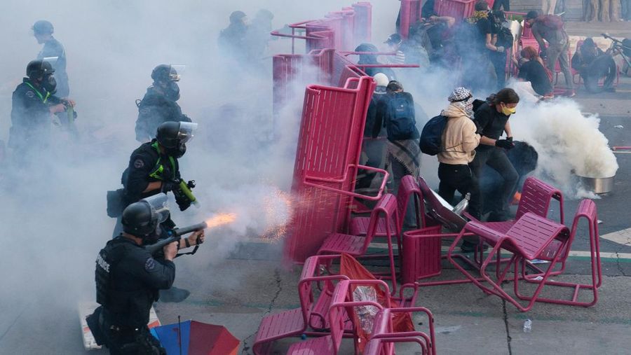 USA-MIGRATION/PROTEST-LOS ANGELES SENSITIVE MATERIAL. THIS IMAGE MAY OFFEND OR DISTURB Waymo cars burn during a protest against federal immigration sweeps in downtown Los Angeles, California, U.S. June 8, 2025. REUTERS/Daniel Cole TPX IMAGES OF THE DAY