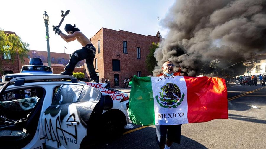 USA-MIGRATION/PROTEST-LOS ANGELES SENSITIVE MATERIAL. THIS IMAGE MAY OFFEND OR DISTURB Waymo cars burn during a protest against federal immigration sweeps in downtown Los Angeles, California, U.S. June 8, 2025. REUTERS/Daniel Cole TPX IMAGES OF THE DAY