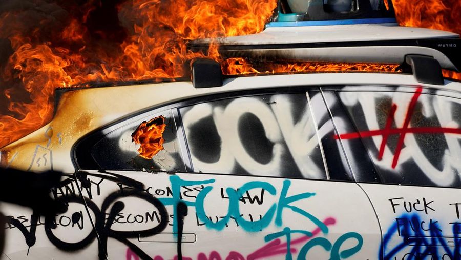 USA-MIGRATION/PROTEST-LOS ANGELES SENSITIVE MATERIAL. THIS IMAGE MAY OFFEND OR DISTURB Waymo cars burn during a protest against federal immigration sweeps in downtown Los Angeles, California, U.S. June 8, 2025. REUTERS/Daniel Cole TPX IMAGES OF THE DAY