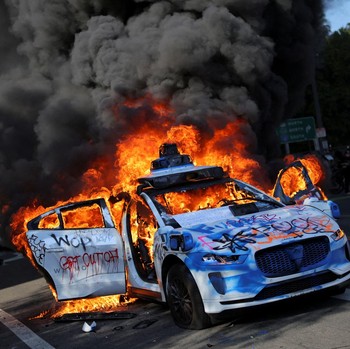Potret Demonstrasi AS Memanas, Mobil Robotaxi Google di LA Dibakar