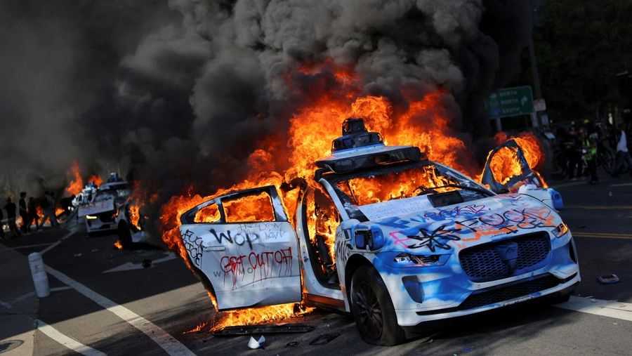 USA-MIGRATION/PROTEST-LOS ANGELES SENSITIVE MATERIAL. THIS IMAGE MAY OFFEND OR DISTURB Waymo cars burn during a protest against federal immigration sweeps in downtown Los Angeles, California, U.S. June 8, 2025. REUTERS/Daniel Cole TPX IMAGES OF THE DAY