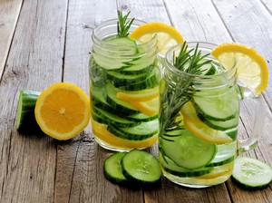 5 Manfaat Minum Air Lemon Mentimun Saat Perut Kosong di Pagi Hari
