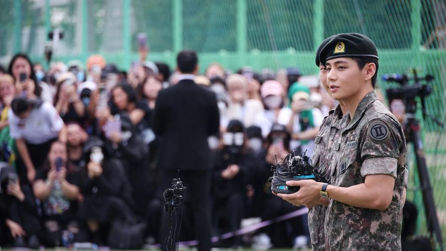Anggota BTS V dan RM, yang telah menyelesaikan wajib militer Korea Selatan, berpose untuk foto selama acara di Chuncheon, Korea Selatan, 10 Juni 2025. Anggota BTS V dan RM, yang telah menyelesaikan wajib militer Korea Selatan, berpose untuk foto selama acara di Chuncheon, Korea Selatan, 10 Juni 2025. (REUTERS/Kim Hong-Ji)