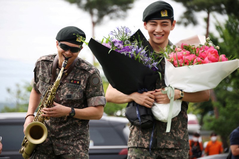 Anggota BTS V dan RM, yang telah menyelesaikan wajib militer Korea Selatan, berpose untuk foto selama acara di Chuncheon, Korea Selatan, 10 Juni 2025. Anggota BTS V dan RM, yang telah menyelesaikan wajib militer Korea Selatan, berpose untuk foto selama acara di Chuncheon, Korea Selatan, 10 Juni 2025. (REUTERS/Kim Hong-Ji)