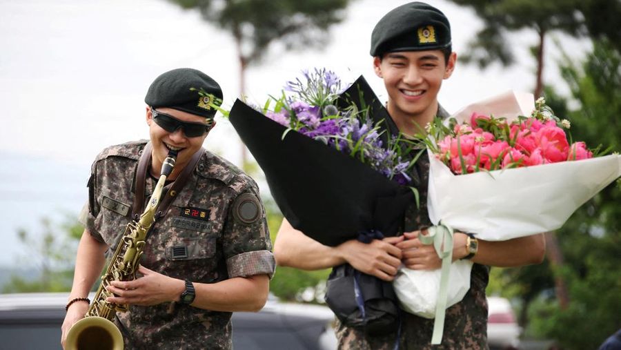 Anggota BTS V dan RM, yang telah menyelesaikan wajib militer Korea Selatan, berpose untuk foto selama acara di Chuncheon, Korea Selatan, 10 Juni 2025. (REUTERS/Kim Hong-Ji)