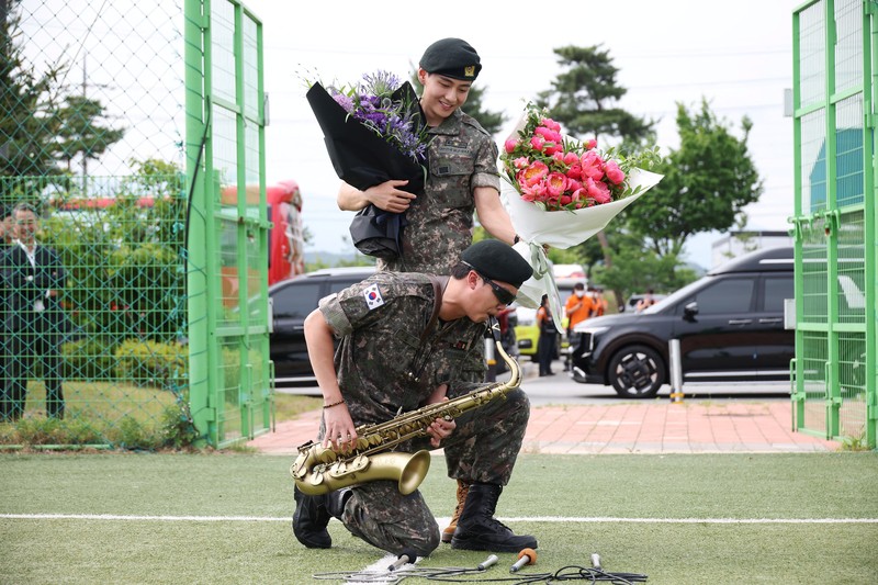 Anggota BTS V dan RM, yang telah menyelesaikan wajib militer Korea Selatan, berpose untuk foto selama acara di Chuncheon, Korea Selatan, 10 Juni 2025. Anggota BTS V dan RM, yang telah menyelesaikan wajib militer Korea Selatan, berpose untuk foto selama acara di Chuncheon, Korea Selatan, 10 Juni 2025. (REUTERS/Kim Hong-Ji)