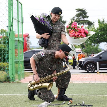 Potret V dan RM Resmi Selesai Wamil, Janjikan Konser Comeback