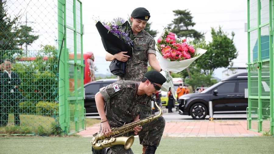 Anggota BTS V dan RM, yang telah menyelesaikan wajib militer Korea Selatan, berpose untuk foto selama acara di Chuncheon, Korea Selatan, 10 Juni 2025. (REUTERS/Kim Hong-Ji)