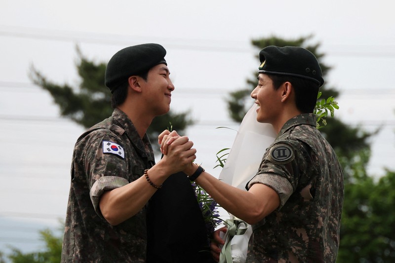 Anggota BTS V dan RM, yang telah menyelesaikan wajib militer Korea Selatan, berpose untuk foto selama acara di Chuncheon, Korea Selatan, 10 Juni 2025. Anggota BTS V dan RM, yang telah menyelesaikan wajib militer Korea Selatan, berpose untuk foto selama acara di Chuncheon, Korea Selatan, 10 Juni 2025. (REUTERS/Kim Hong-Ji)