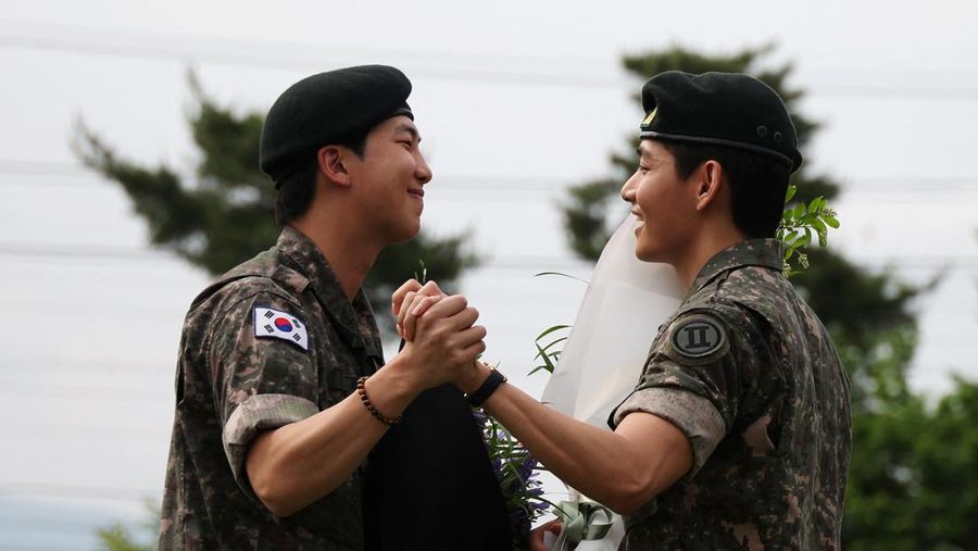 Anggota BTS V dan RM, yang telah menyelesaikan wajib militer Korea Selatan, berpose untuk foto selama acara di Chuncheon, Korea Selatan, 10 Juni 2025. Anggota BTS V dan RM, yang telah menyelesaikan wajib militer Korea Selatan, berpose untuk foto selama acara di Chuncheon, Korea Selatan, 10 Juni 2025. (REUTERS/Kim Hong-Ji)
