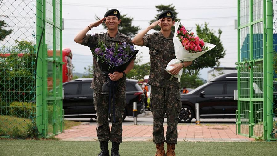 Anggota BTS V dan RM, yang telah menyelesaikan wajib militer Korea Selatan, berpose untuk foto selama acara di Chuncheon, Korea Selatan, 10 Juni 2025. (REUTERS/Kim Hong-Ji)