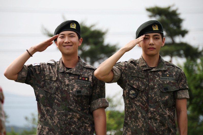 Anggota BTS V dan RM, yang telah menyelesaikan wajib militer Korea Selatan, berpose untuk foto selama acara di Chuncheon, Korea Selatan, 10 Juni 2025. Anggota BTS V dan RM, yang telah menyelesaikan wajib militer Korea Selatan, berpose untuk foto selama acara di Chuncheon, Korea Selatan, 10 Juni 2025. (REUTERS/Kim Hong-Ji)
