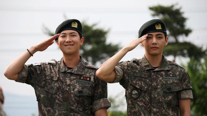 Anggota BTS V dan RM, yang telah menyelesaikan wajib militer Korea Selatan, berpose untuk foto selama acara di Chuncheon, Korea Selatan, 10 Juni 2025. (REUTERS/Kim Hong-Ji)