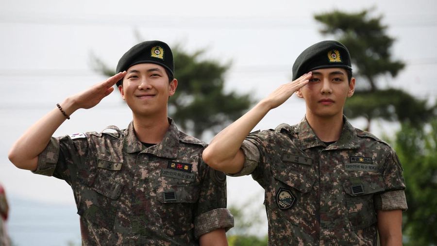 Anggota BTS V dan RM, yang telah menyelesaikan wajib militer Korea Selatan, berpose untuk foto selama acara di Chuncheon, Korea Selatan, 10 Juni 2025. Anggota BTS V dan RM, yang telah menyelesaikan wajib militer Korea Selatan, berpose untuk foto selama acara di Chuncheon, Korea Selatan, 10 Juni 2025. (REUTERS/Kim Hong-Ji)