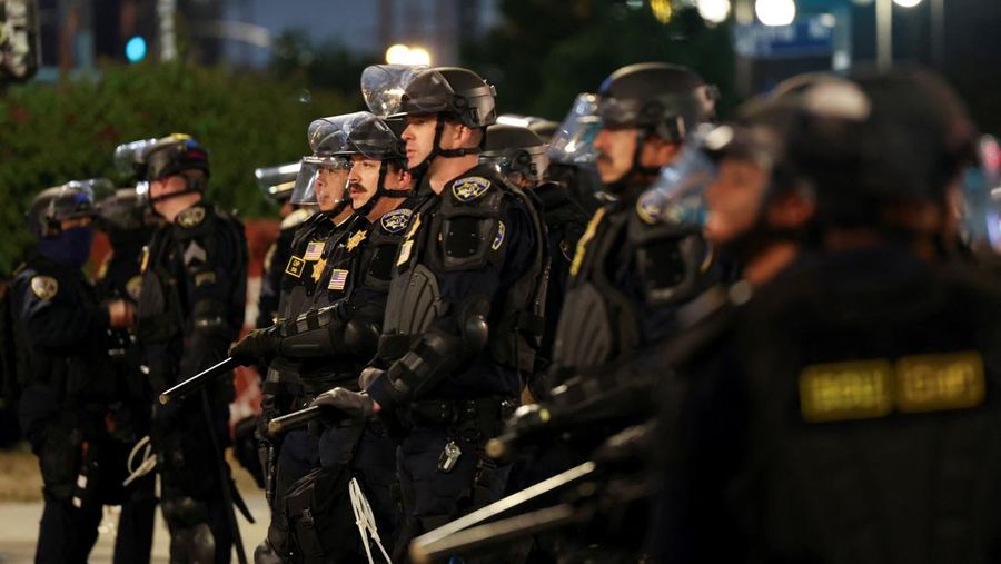 Anggota penegak hukum berjaga-jaga saat protes terhadap penyisiran imigrasi federal berlanjut, di pusat kota Los Angeles, California, AS, 9 Juni 2025. (REUTERS/Aude Guerrucci)