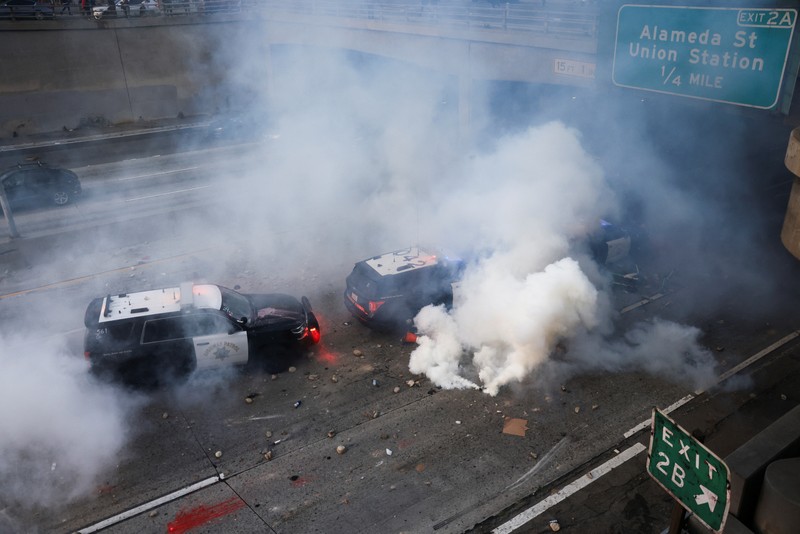 Kendaraan polisi yang rusak selama protes terhadap pemeriksaan imigrasi federal, di pusat kota Los Angeles, California, AS, 8 Juni 2025. (REUTERS/David Swanson) Kendaraan polisi yang rusak selama protes terhadap pemeriksaan imigrasi federal, di pusat kota Los Angeles, California, AS, 8 Juni 2025. (REUTERS/David Swanson)