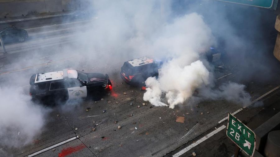 Kendaraan polisi yang rusak selama protes terhadap pemeriksaan imigrasi federal, di pusat kota Los Angeles, California, AS, 8 Juni 2025. (REUTERS/David Swanson)