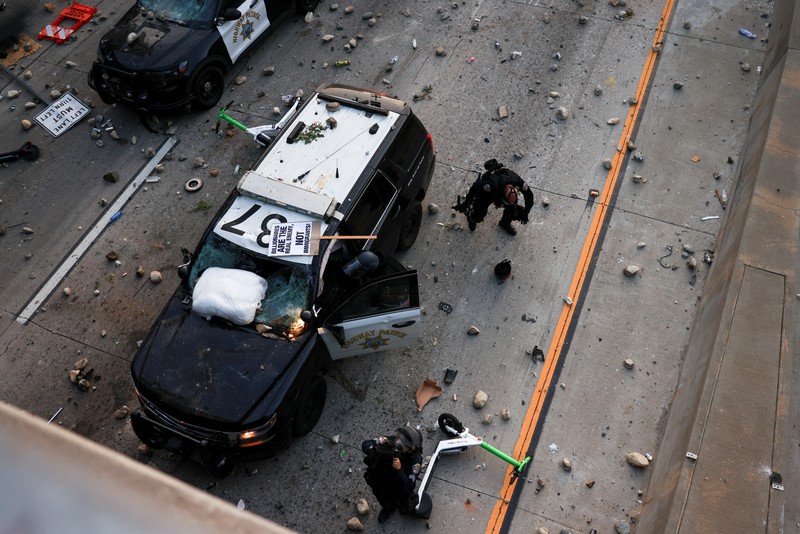 Kendaraan polisi yang rusak selama protes terhadap pemeriksaan imigrasi federal, di pusat kota Los Angeles, California, AS, 8 Juni 2025. (REUTERS/David Swanson) Kendaraan polisi yang rusak selama protes terhadap pemeriksaan imigrasi federal, di pusat kota Los Angeles, California, AS, 8 Juni 2025. (REUTERS/David Swanson)