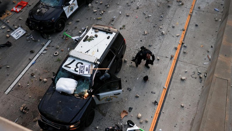 Kendaraan polisi yang rusak selama protes terhadap pemeriksaan imigrasi federal, di pusat kota Los Angeles, California, AS, 8 Juni 2025. (REUTERS/David Swanson)