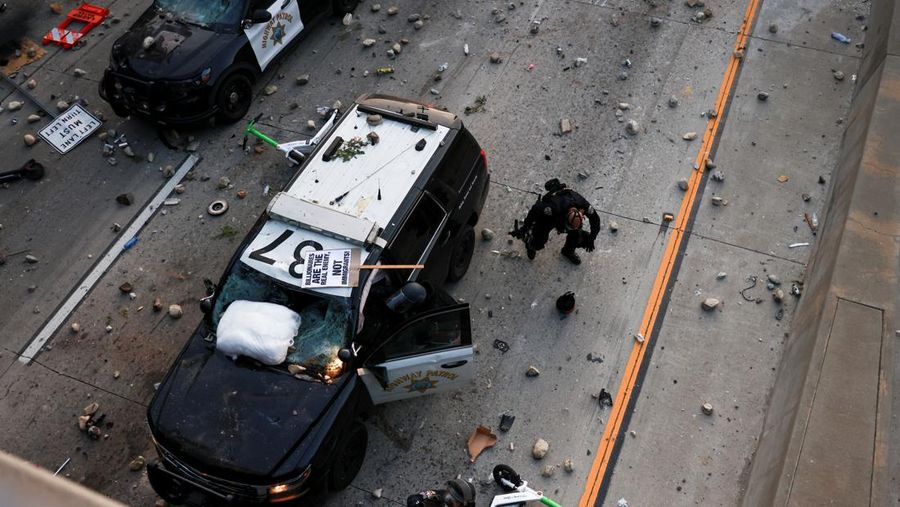 Kendaraan polisi yang rusak selama protes terhadap pemeriksaan imigrasi federal, di pusat kota Los Angeles, California, AS, 8 Juni 2025. (REUTERS/David Swanson) Kendaraan polisi yang rusak selama protes terhadap pemeriksaan imigrasi federal, di pusat kota Los Angeles, California, AS, 8 Juni 2025. (REUTERS/David Swanson)