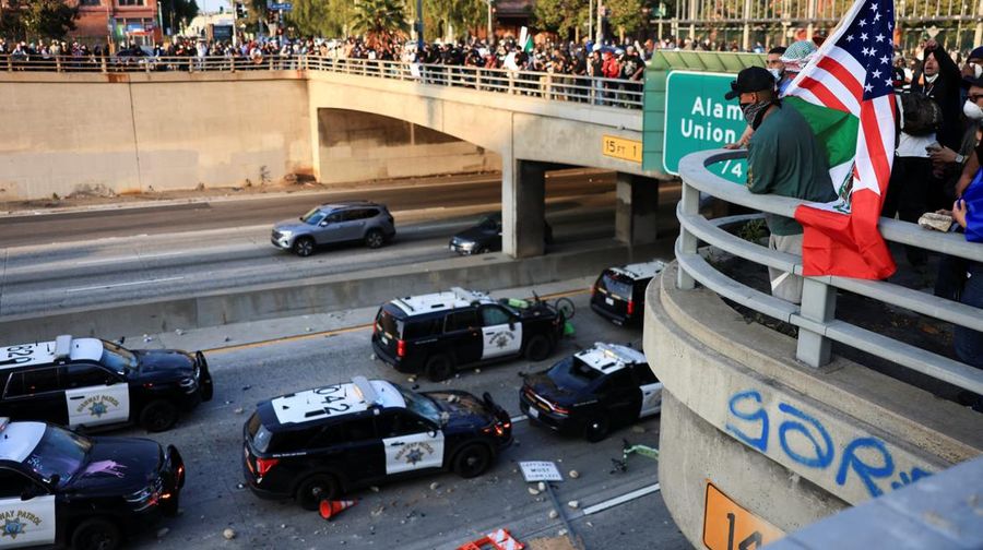 Kendaraan polisi yang rusak selama protes terhadap pemeriksaan imigrasi federal, di pusat kota Los Angeles, California, AS, 8 Juni 2025. (REUTERS/David Swanson)