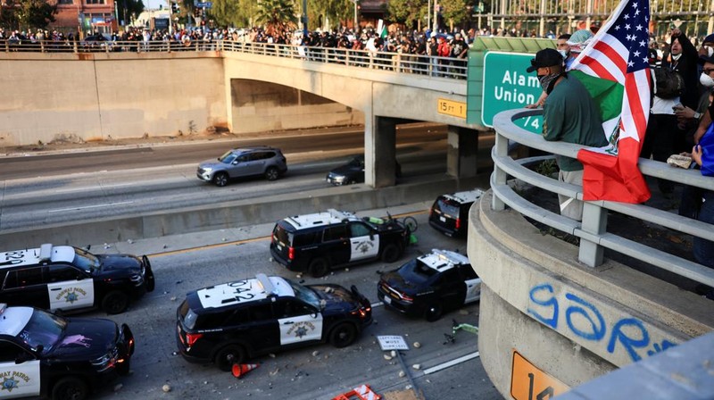 Kendaraan polisi yang rusak selama protes terhadap pemeriksaan imigrasi federal, di pusat kota Los Angeles, California, AS, 8 Juni 2025. (REUTERS/David Swanson)