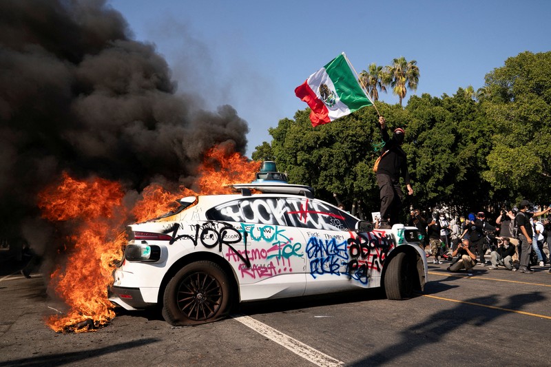 Kendaraan polisi yang rusak selama protes terhadap pemeriksaan imigrasi federal, di pusat kota Los Angeles, California, AS, 8 Juni 2025. (REUTERS/David Swanson) Kendaraan polisi yang rusak selama protes terhadap pemeriksaan imigrasi federal, di pusat kota Los Angeles, California, AS, 8 Juni 2025. (REUTERS/David Swanson)