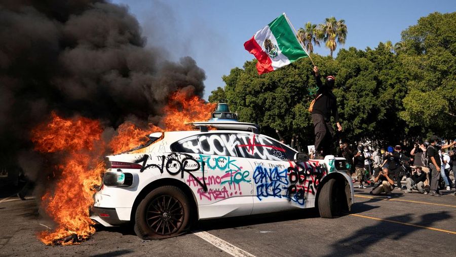 Kendaraan polisi yang rusak selama protes terhadap pemeriksaan imigrasi federal, di pusat kota Los Angeles, California, AS, 8 Juni 2025. (REUTERS/David Swanson)
