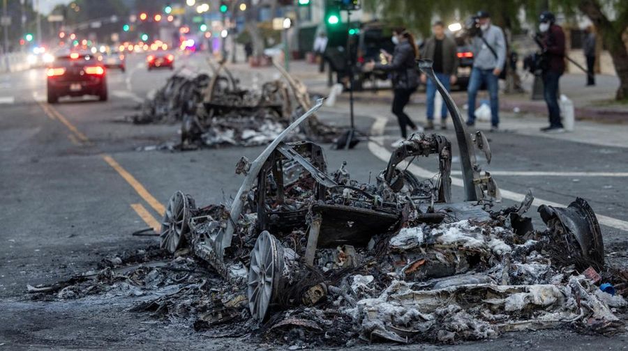 Kendaraan polisi yang rusak selama protes terhadap pemeriksaan imigrasi federal, di pusat kota Los Angeles, California, AS, 8 Juni 2025. (REUTERS/David Swanson)