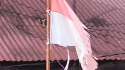 Miris! Bendera Merah Putih Lusuh dan Robek Berkibar di Kantor Lurah Belalau I