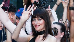 Dakota Johnson Masuk Klub Artis Terburuk, Disambut Sandra Bullock