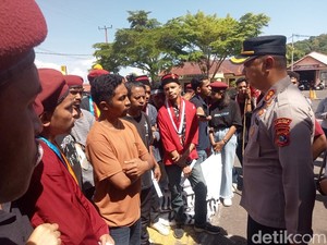 Tolak Pemusnahan Arak, Mahasiswa Geruduk Polres Flores Timur