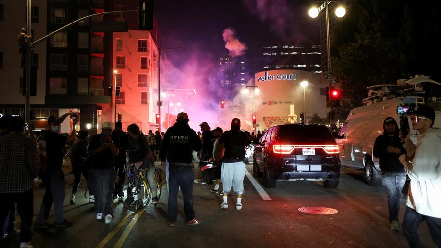 demonstran-berkumpul-selama-protes-terhadap-pemeriksaan-imigrasi-federal-di-pusat-kota-los-angeles-california-as-9-juni-2025-1749540093690_169.jpeg?w=900&q=80