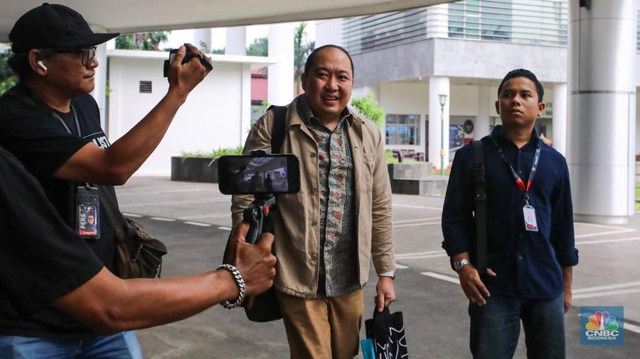 Direktur Utama PT Sri Rejeki Isman Tbk. (2005-2022) atau Sritex, Iwan Kurniawan Lukminto tiba di Gedung Pidsus, Kejaksaan Agung (Kejagung), Jakarta, Selasa (10/6/2025). Direktur Utama PT Sri Rejeki Isman Tbk. (2005-2022) atau Sritex, Iwan Kurniawan Lukminto tiba di Gedung Pidsus, Kejaksaan Agung (Kejagung), Jakarta, Selasa (10/6/2025). (CNBC Indonesia/Faisal Rahman)