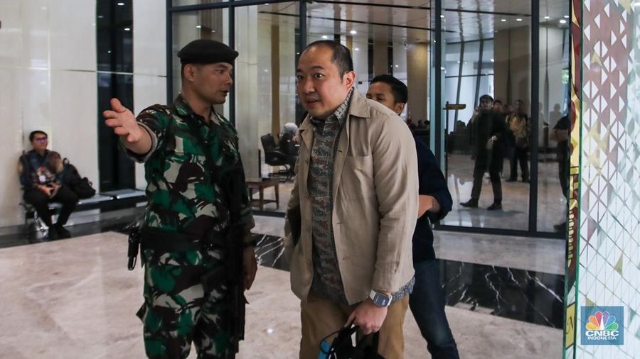 Direktur Utama PT Sri Rejeki Isman Tbk. (2005-2022) atau Sritex, Iwan Kurniawan Lukminto tiba di Gedung Pidsus, Kejaksaan Agung (Kejagung), Jakarta, Selasa (10/6/2025). Direktur Utama PT Sri Rejeki Isman Tbk. (2005-2022) atau Sritex, Iwan Kurniawan Lukminto tiba di Gedung Pidsus, Kejaksaan Agung (Kejagung), Jakarta, Selasa (10/6/2025). (CNBC Indonesia/Faisal Rahman)