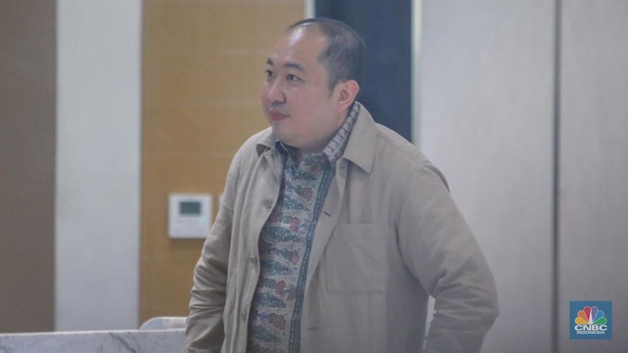 Direktur Utama PT Sri Rejeki Isman Tbk. (2005-2022) atau Sritex, Iwan Kurniawan Lukminto tiba di Gedung Pidsus, Kejaksaan Agung (Kejagung), Jakarta, Selasa (10/6/2025). Direktur Utama PT Sri Rejeki Isman Tbk. (2005-2022) atau Sritex, Iwan Kurniawan Lukminto tiba di Gedung Pidsus, Kejaksaan Agung (Kejagung), Jakarta, Selasa (10/6/2025). (CNBC Indonesia/Faisal Rahman)