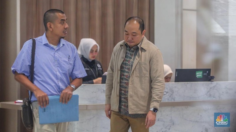 Direktur Utama PT Sri Rejeki Isman Tbk. (2005-2022) atau Sritex, Iwan Kurniawan Lukminto tiba di Gedung Pidsus, Kejaksaan Agung (Kejagung), Jakarta, Selasa (10/6/2025). (CNBC Indonesia/Faisal Rahman)