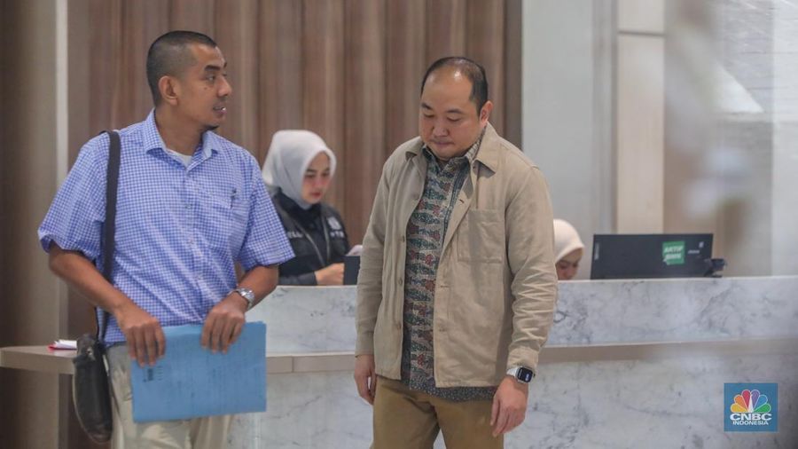 Direktur Utama PT Sri Rejeki Isman Tbk. (2005-2022) atau Sritex, Iwan Kurniawan Lukminto tiba di Gedung Pidsus, Kejaksaan Agung (Kejagung), Jakarta, Selasa (10/6/2025). Direktur Utama PT Sri Rejeki Isman Tbk. (2005-2022) atau Sritex, Iwan Kurniawan Lukminto tiba di Gedung Pidsus, Kejaksaan Agung (Kejagung), Jakarta, Selasa (10/6/2025). (CNBC Indonesia/Faisal Rahman)