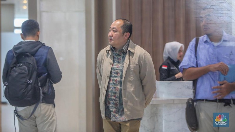 Direktur Utama PT Sri Rejeki Isman Tbk. (2005-2022) atau Sritex, Iwan Kurniawan Lukminto tiba di Gedung Pidsus, Kejaksaan Agung (Kejagung), Jakarta, Selasa (10/6/2025). (CNBC Indonesia/Faisal Rahman)